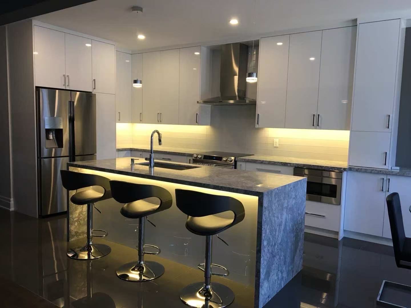 Dark island under-cabinet lighting