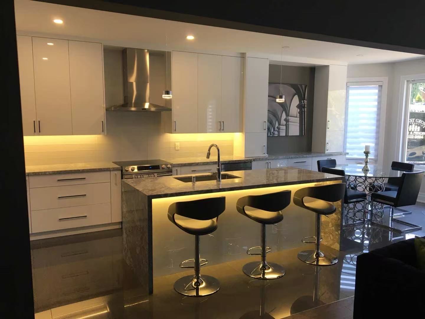 White gloss dark island